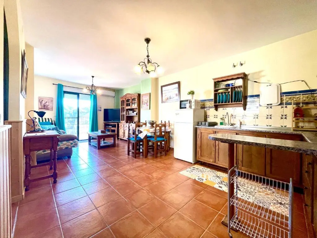 Apartamentos Axarquia 1, terraza privada con vistas a la montaña rio y al mar