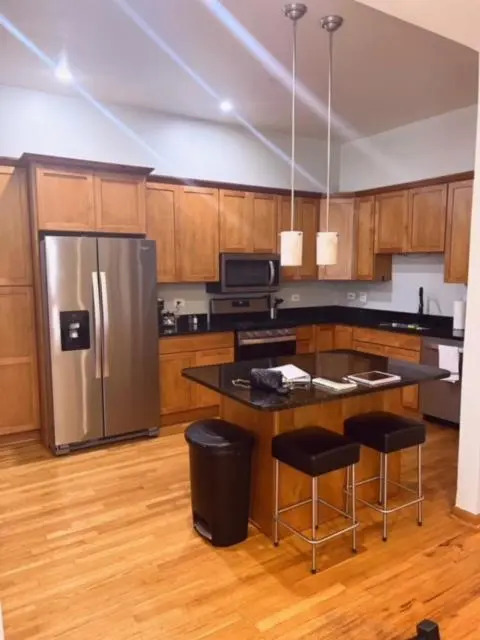 3BD/2BA in Historic Hyde Park Neighborhood w/ Parking Near University of Chicago