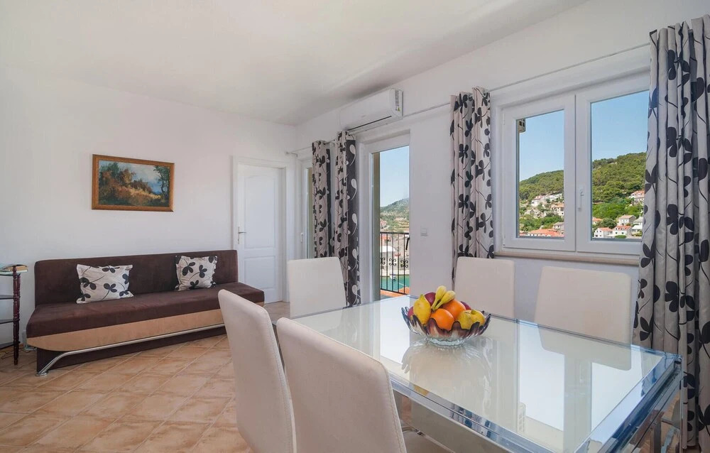 Awesome Home in Pucisca With 7 Bedrooms, Wifi and Outdoor Swimming Pool