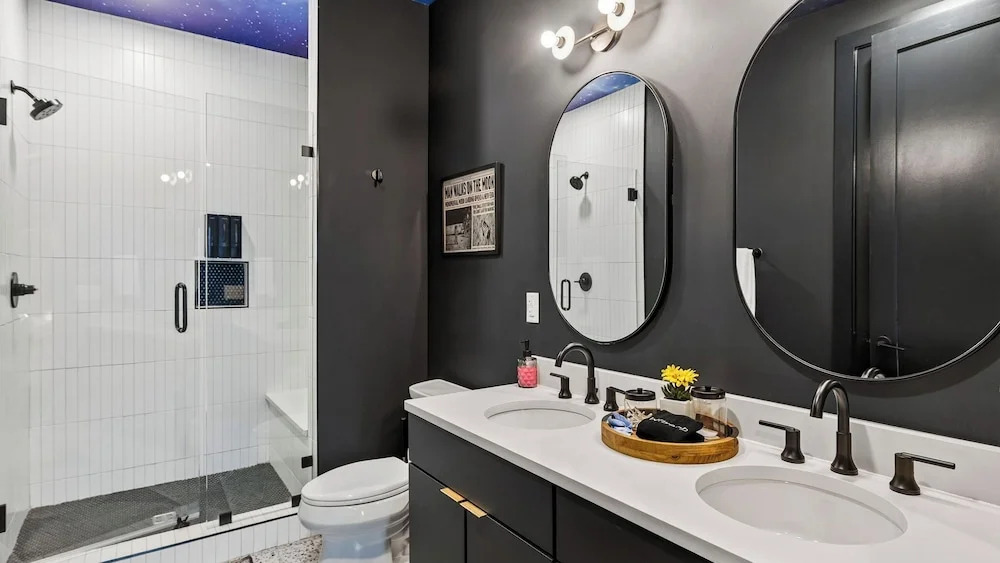 Cosmic Cowboy by Avantstay Design-forward Condo + Near Broadway, Coffee Shops and Breweries