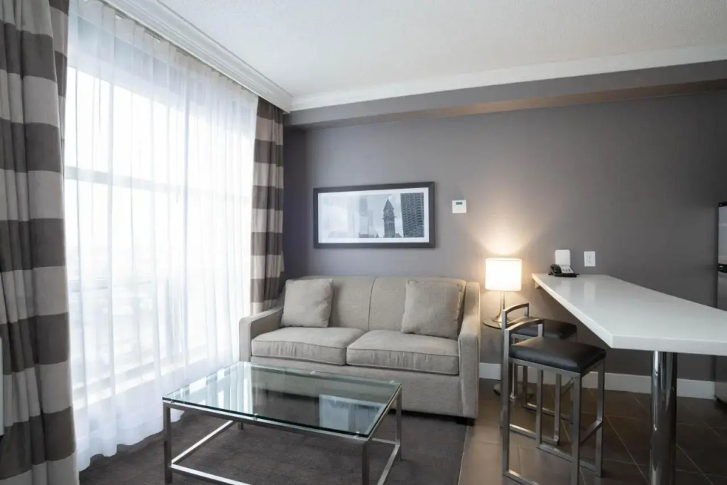 Stage West All-Suite Hotel & Theatre Restaurant