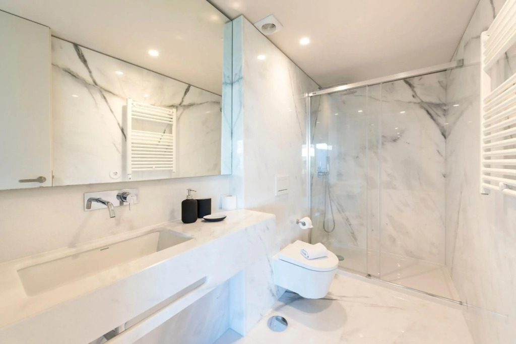 LovelyStay - Primrose 2BR Flat with Free Parking, AC and Balcony
