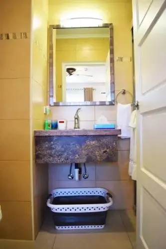 2BR Condo Walking distance to Eagle Beach