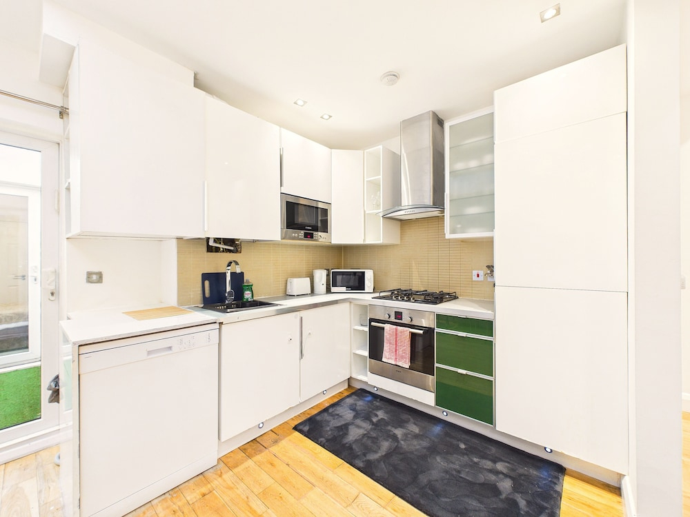 Brent Cross Garden Retreat 2 Bed Parking