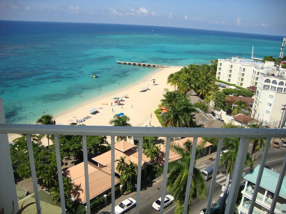 Sky Box Beach Suite at Montego Bay Club