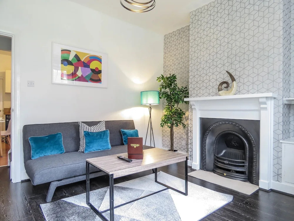 Tudors eSuites Historic Townhouse Birmingham with Garden