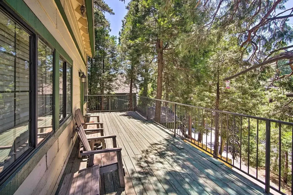 All-season Crestline Escape - 2 Mi to Lake!