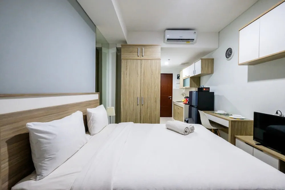Spacious Studio Apartment at Springwood Residence By Travelio
