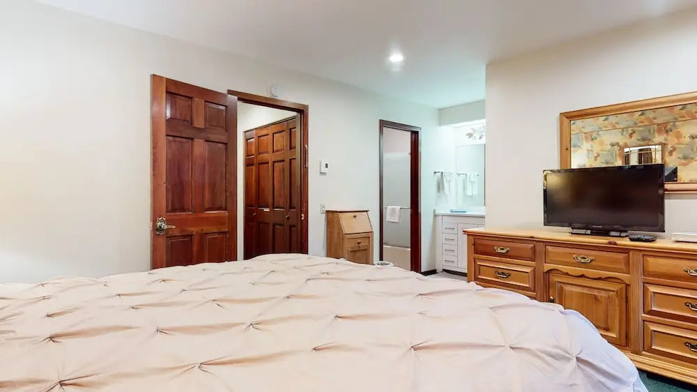 Winterset 12 Centrally Located, Cozy, Washer Dryer by RedAwning