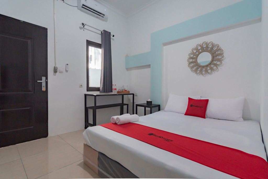 RedDoorz at Jalan Otista Karawang