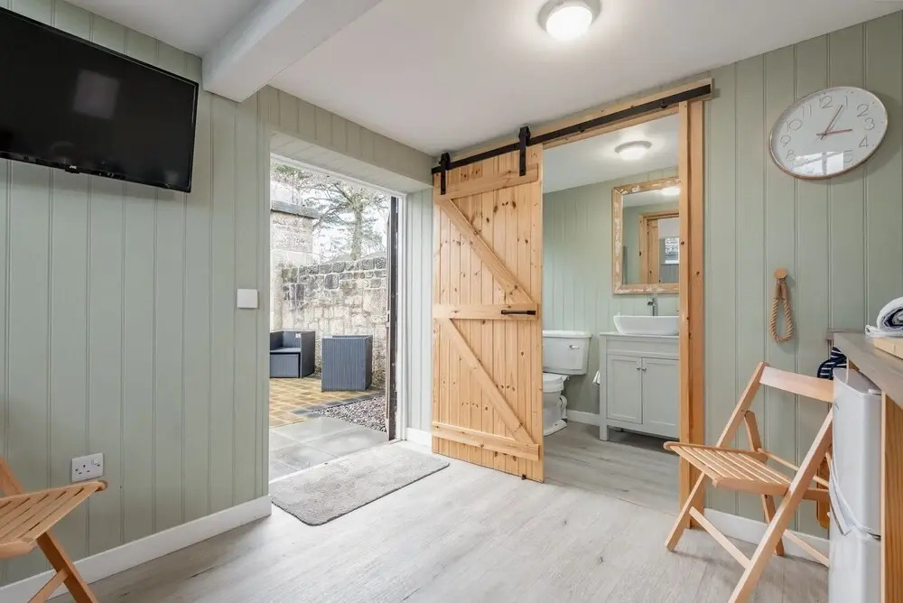 1 Bed Home - Sleeps 2 - Pets - Patio - Parking