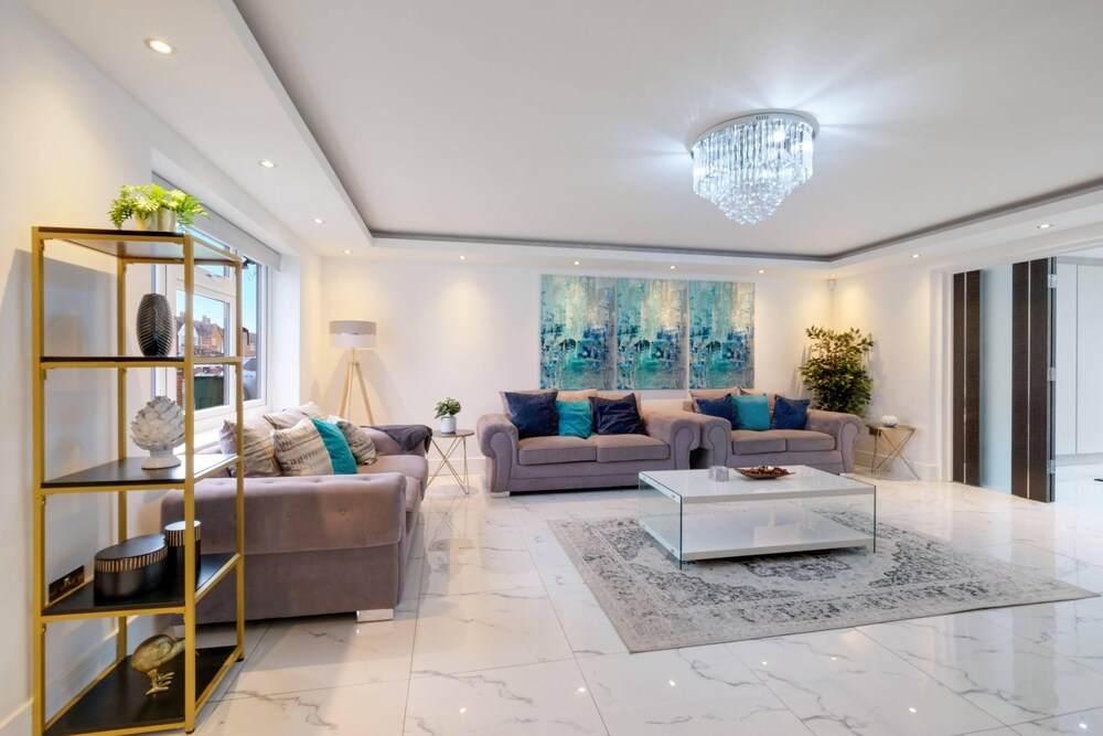 Stunning 5 Bedroom, 3 Bathroom Home in Windsor