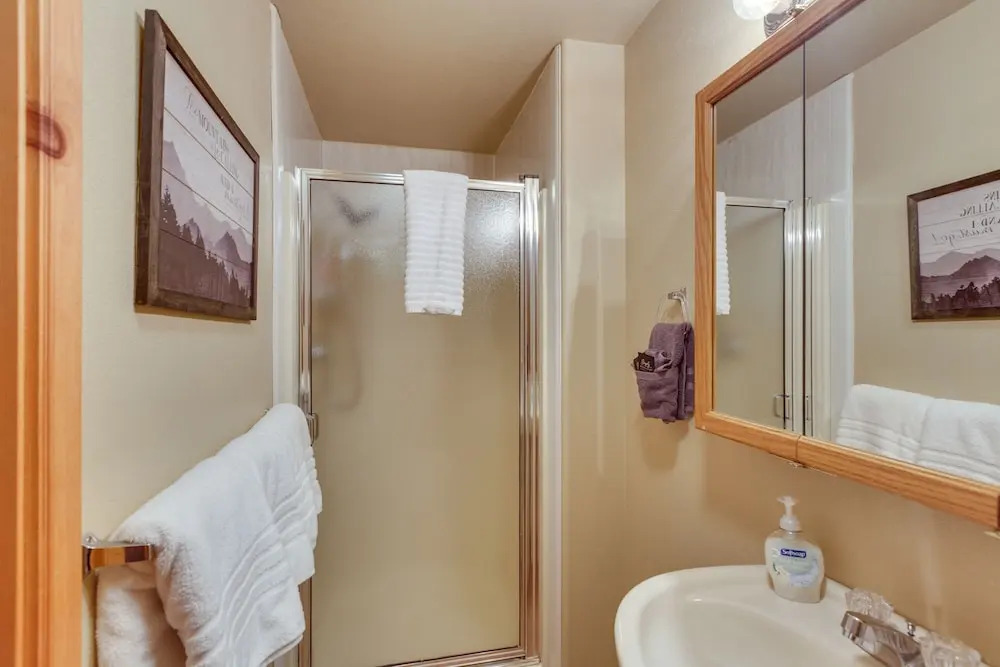 Stunning Red River Retreat Next to Ski Lift!