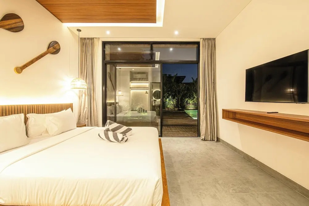 Refined 5BR Contemporary Villa, 400m to the Beach