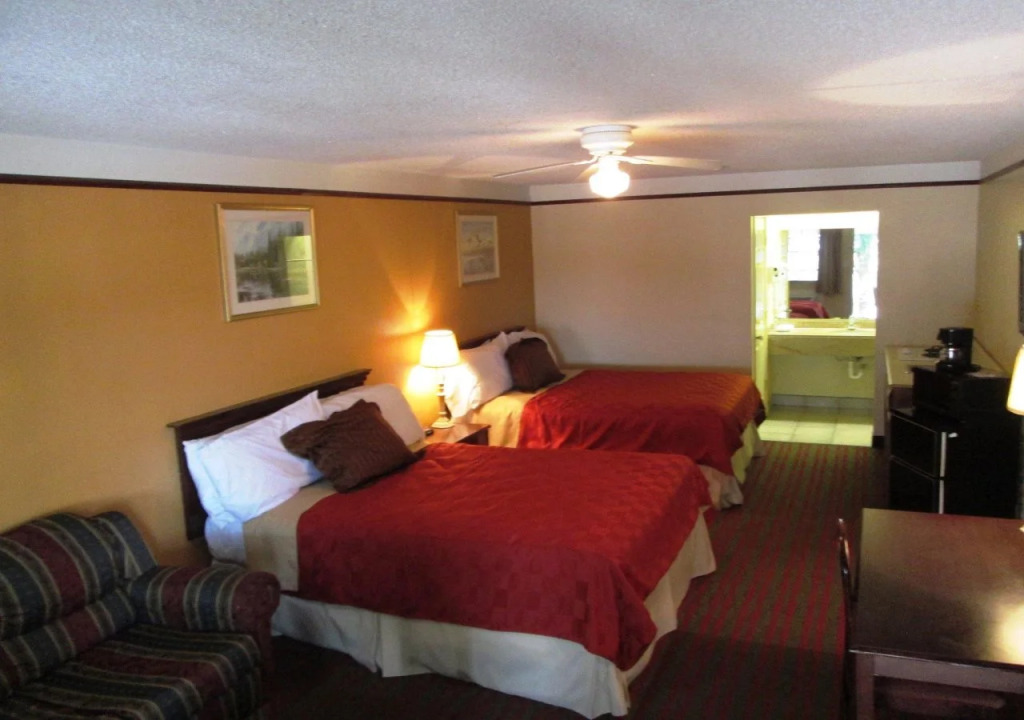 Deluxe Inn and Suites