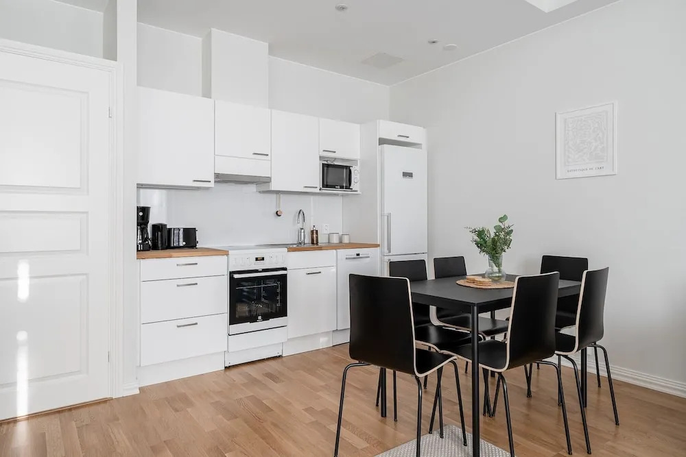 Main Square Renovated Apt, Sauna and Parking