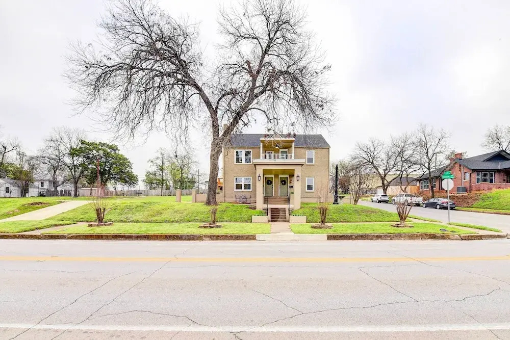 2 Mi to Magnolia Mkt: Cozy Retreat w/ Shared Yard