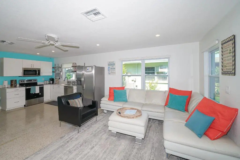 Modern & Fresh - Less than 3 miles to the Beach