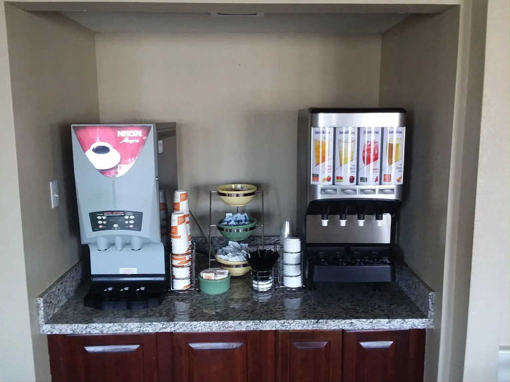 Quality Inn & Suites Des Moines - Merle Hay Road