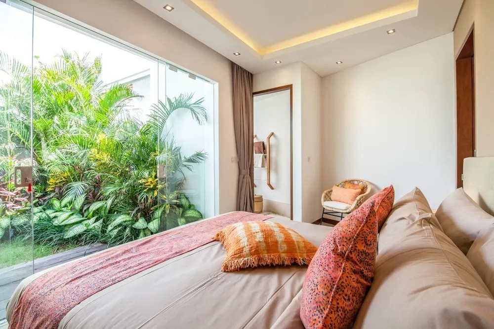 Luxury 6BR Villa, Canggu, 400m to Finns Beach