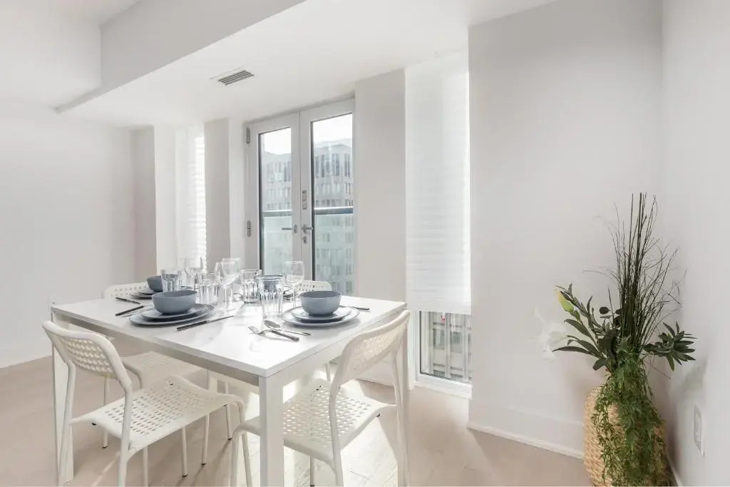 Upscale & Modern 1bd + Den in heart of Downtown!