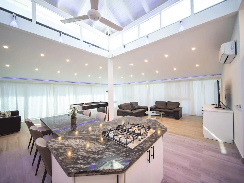 3BR Luxury Penthouse, 300m From Beach!