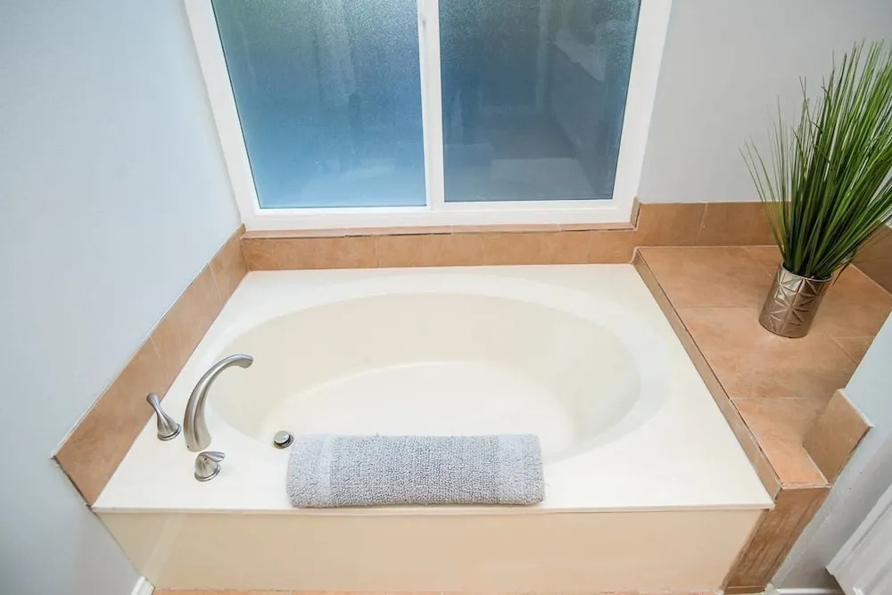 Laredo Legato 4 bd 3 ba Sparkling Pool & Spa!