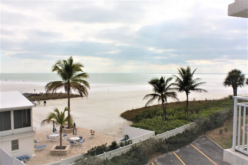 Jamaica Royale - 303 - 2 Br Condo