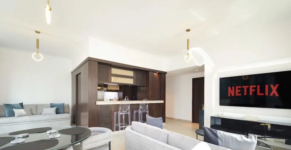 LUX  The Stunning Fountain View Suite