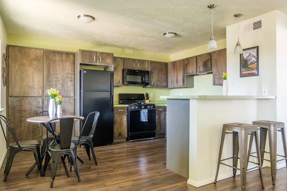 1 BR & 2 BR Apt w Pool & Gym by Frontdesk