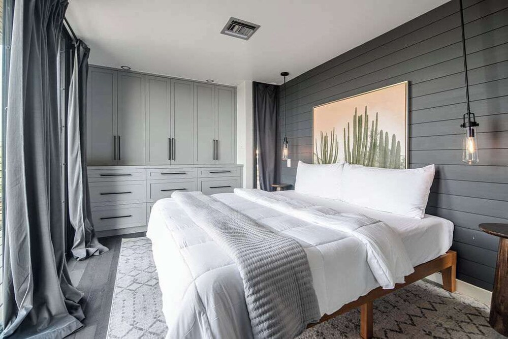 Luxury 4-bedroom Container Home, Hot-tub & Firepit