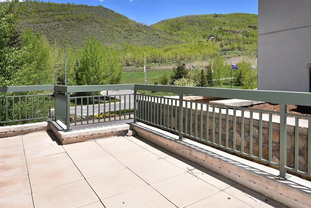 Gateway Plaza R4 2 Bedroom Condo by RedAwning