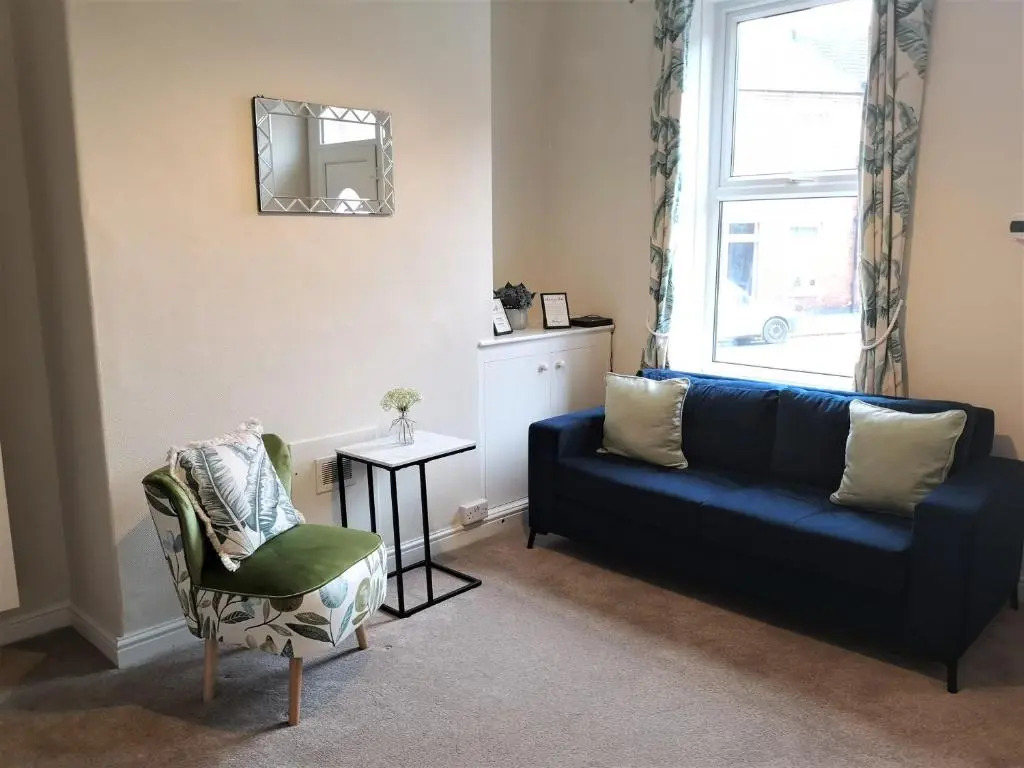 Douglas House, near Hospital, attractive and comfy 2 bedroom House with enclosed yard to rear