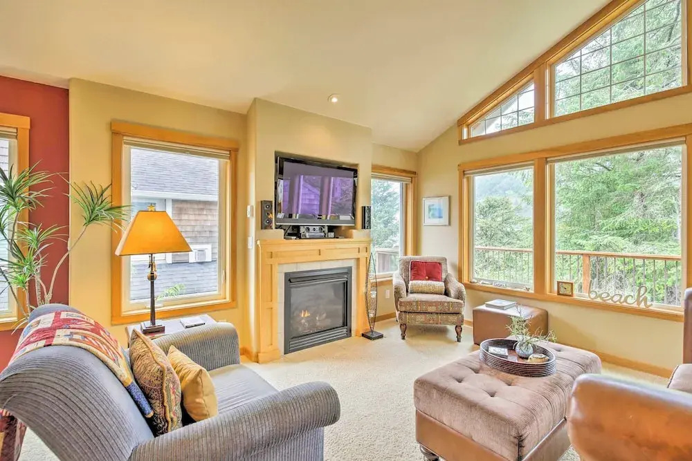 Spacious Family Townhome: Walk to Beach & Downtown
