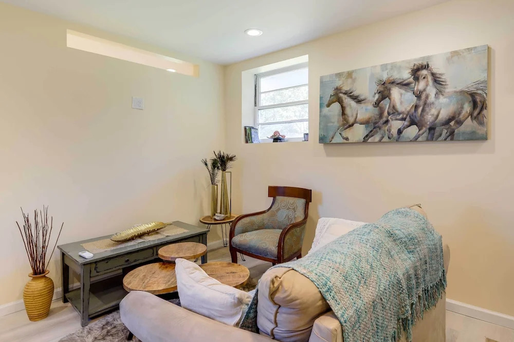 Fayetteville Guest House: Walk to Nature Preserve!