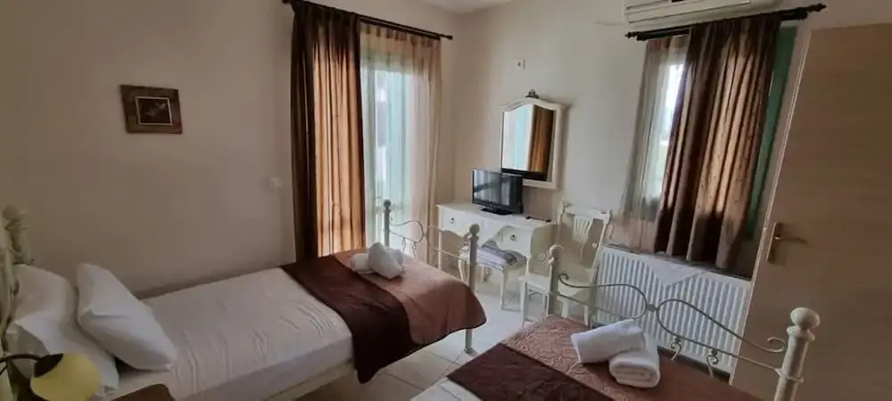 Skyros Luxury Poolside Getaway