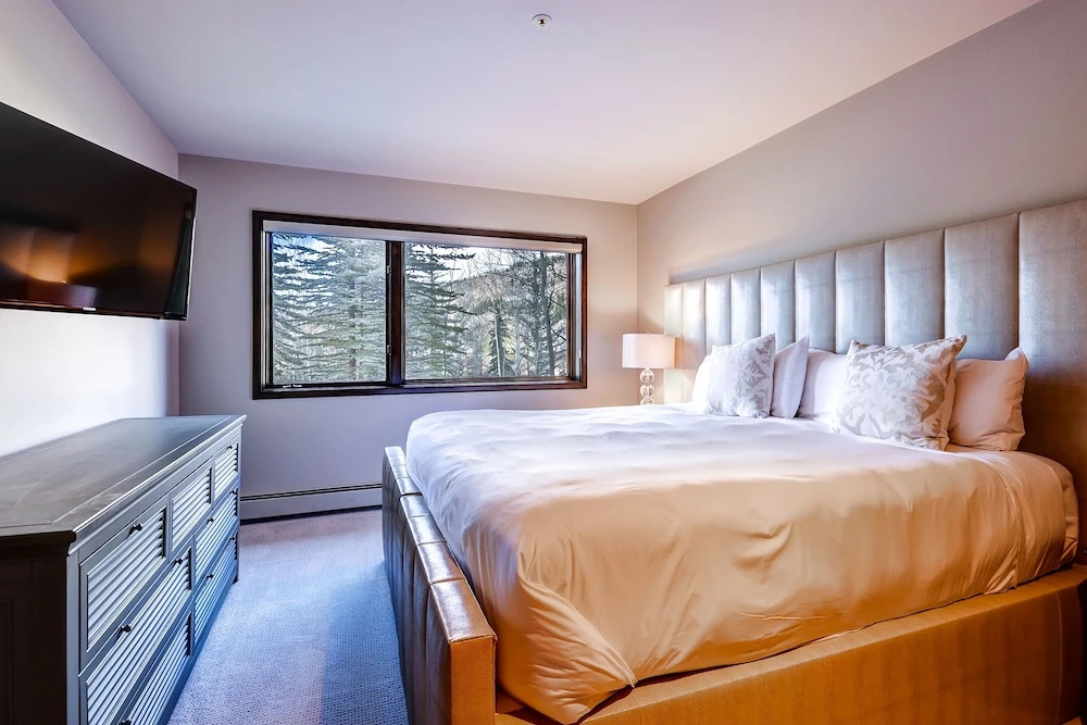 Luxe Pines Lodge Townhome Sleeps 10 4 Bedroom Townhouse by RedAwning