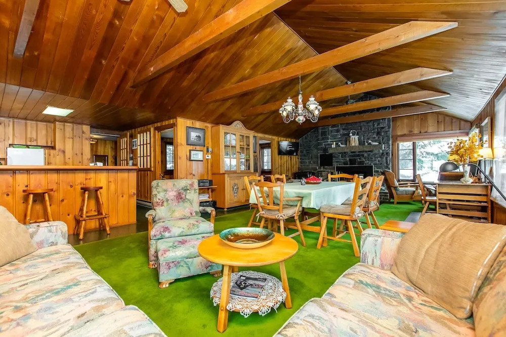 Deja Blue~mary Lake Boathouse~full of Charm!