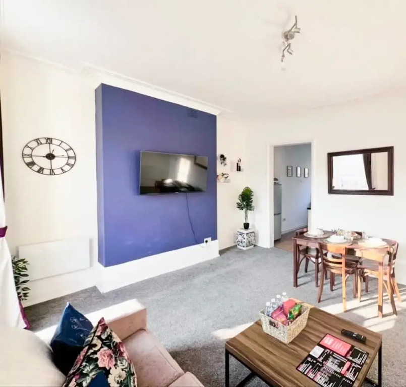 Camden 3-bed, Sleeps 6, 1 Min to Tube & Parking