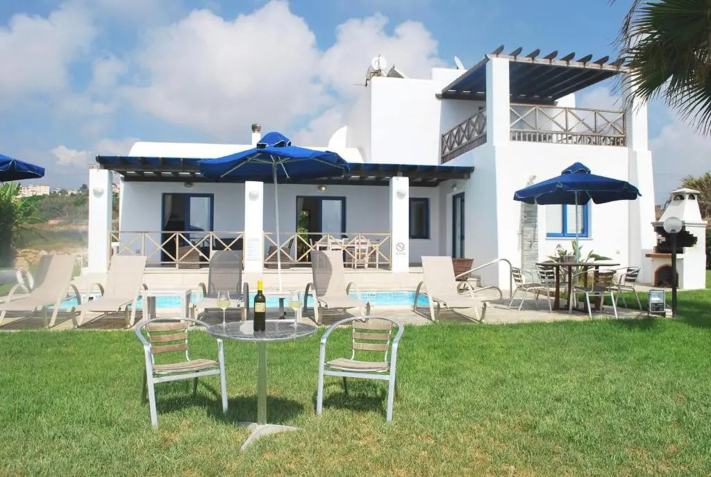 Sea Front Villa With Private HEATED Pool, Quiet area Paphos 322
