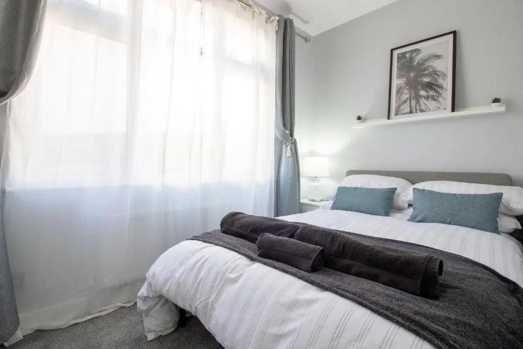 Modern and Stylish Apartment- Short Walk to Beach