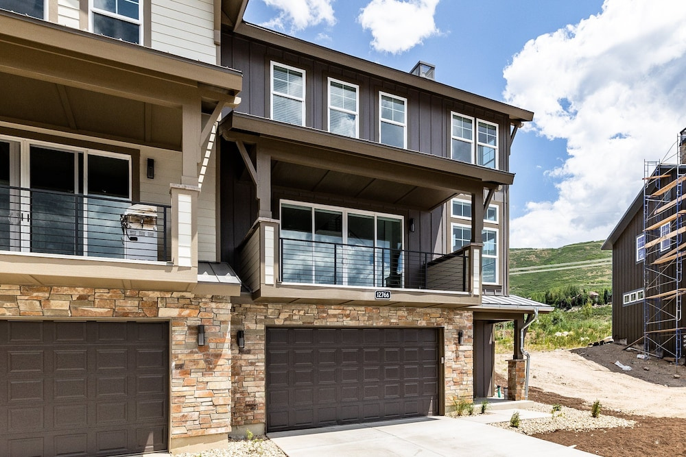 Modern Mountain Retreat Sleeps 10 Park City