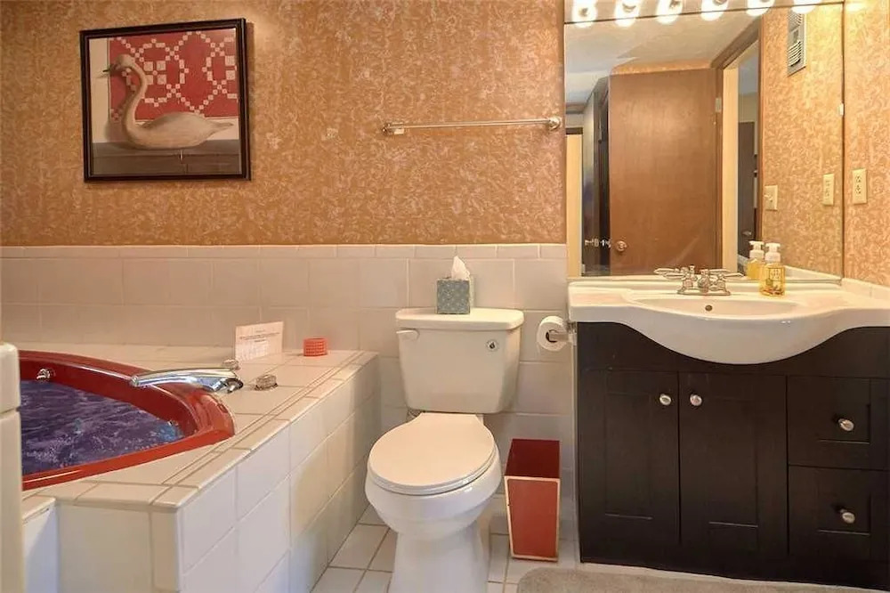 Alone at Last 2 Bedroom Home with Fireplace