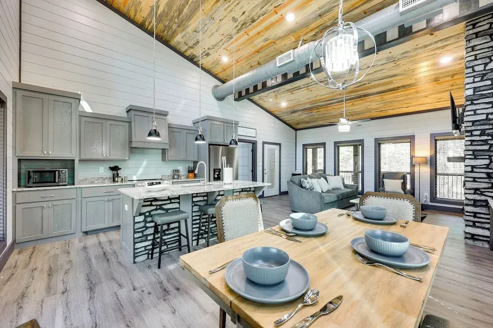 Near New Casino: Broken Bow Cabin w/ Hot Tub