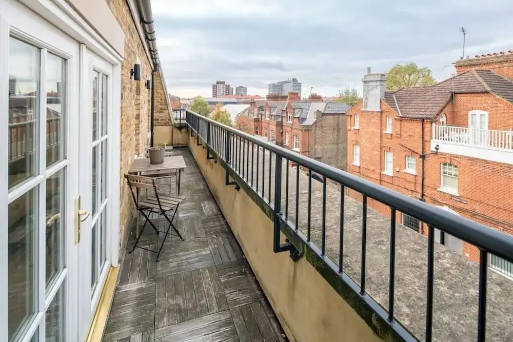 Light & Airy 1bed Barons Court Flat Lift & Balcony