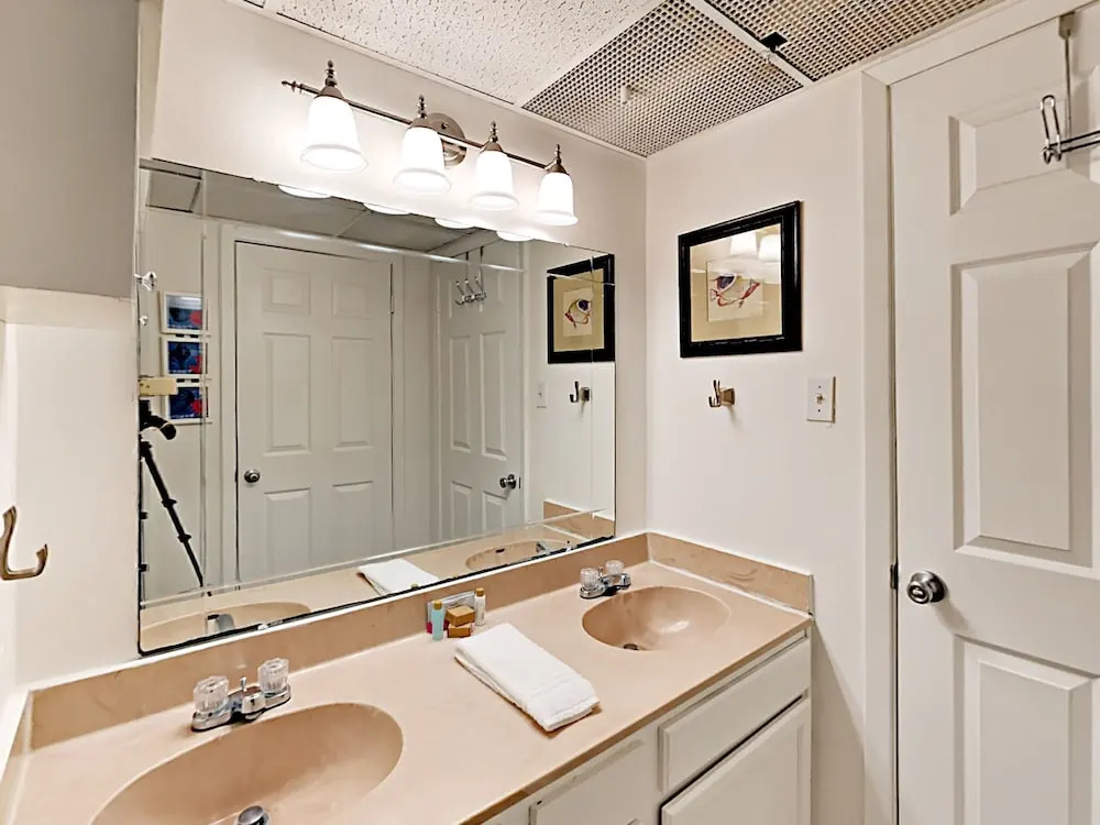 Nelray Shores - One Bedroom Condo