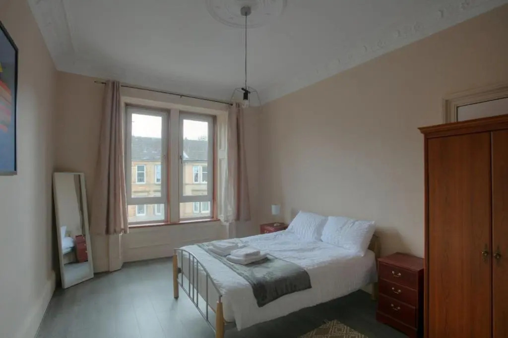Spacious 3-Bed Apartment for Small Large Groups Close to BBC SSE Central Glasgow West End Free Parking