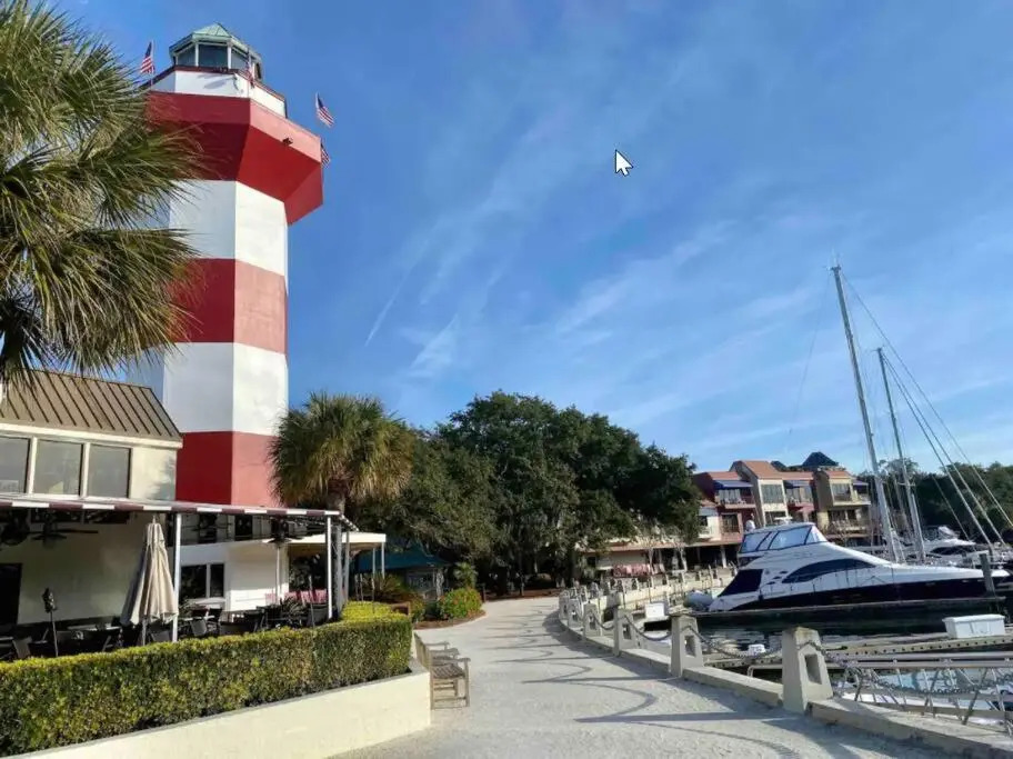 In the Heart of Harbour Town 2BR 2BA Pool Access Close to Beach