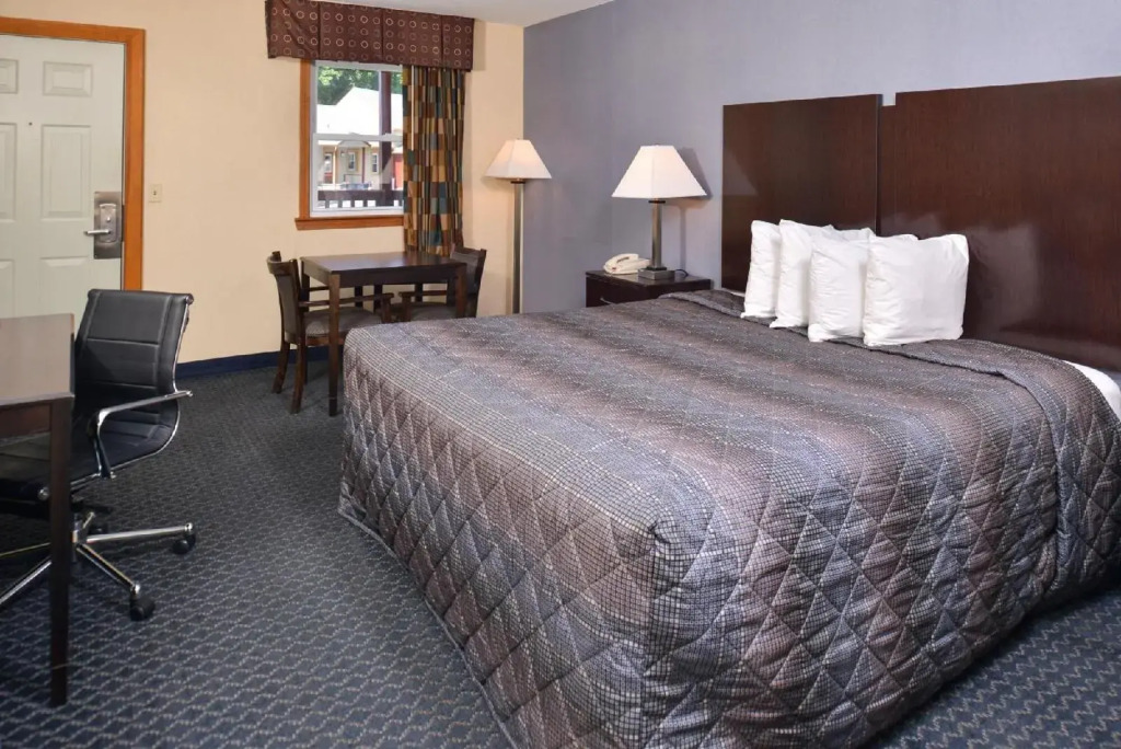 Golden Hill Inn-Danbury