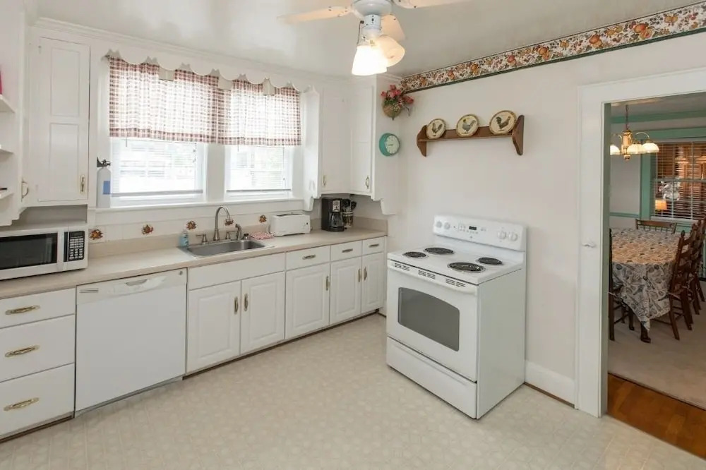 Sea Dog 5 Bedrooms 3 Bathrooms Home